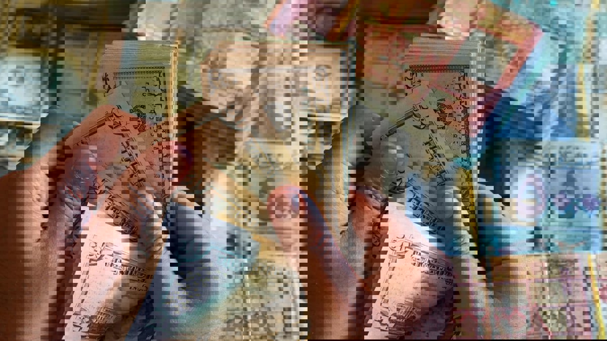 سوق العملة الموازي يقاسم دولا عربية كعكة التحويلات الدولارية للمغتربين