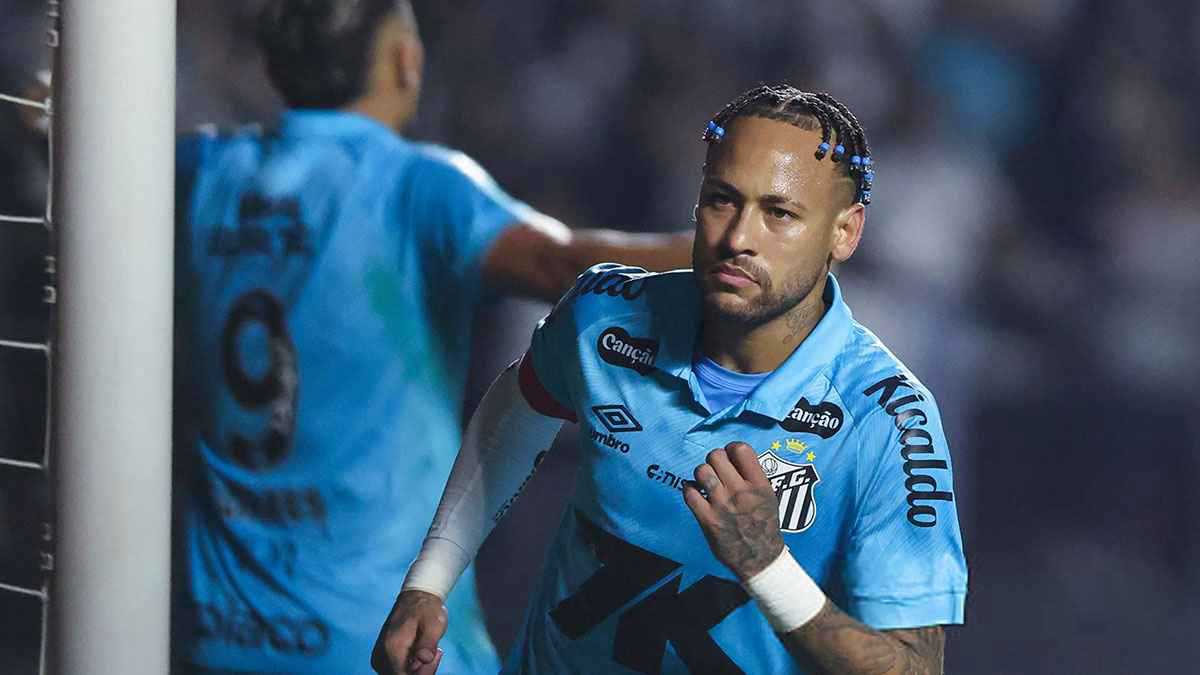 ظهر بقصة شعر غريبة.. نيمار يسجل ثنائية مع سانتوس (فيديو)