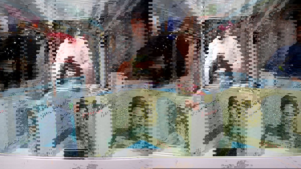 الريال الإيراني يسجل مستوى منخفضا جديدا وسط الاضطرابات والعزلة