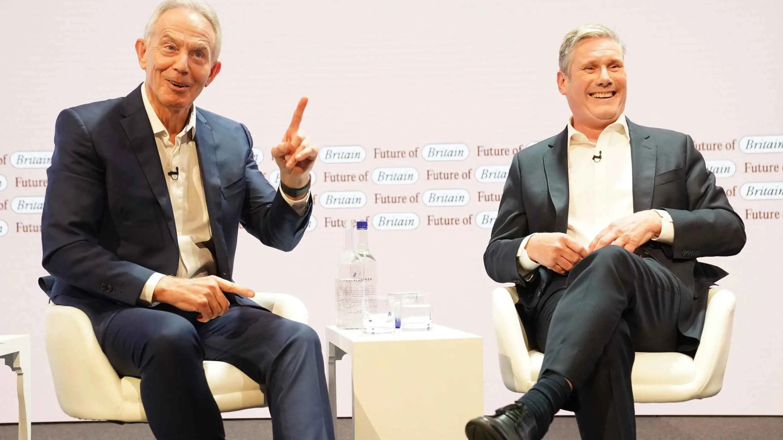 هل يسعى بلير للعودة إلى الأضواء من بوابة ستارمر؟