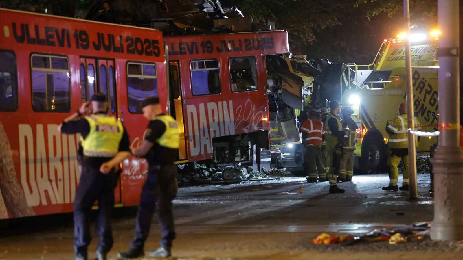 حادث مُروّع.. ترام يقتحم مطعماً في السويد