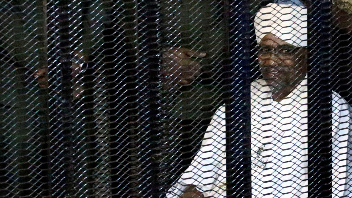 في خامس جلسات محاكمته.. القضاء يرفض إعادة استجواب البشير (فيديو)