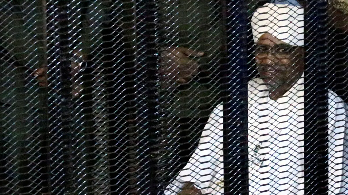 في خامس جلسات محاكمته.. القضاء يرفض إعادة استجواب البشير (فيديو)