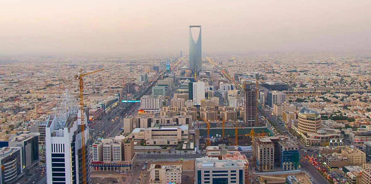 السعودية تنفي تعليق مشروع للطاقة الشمسية مع سوفت بنك