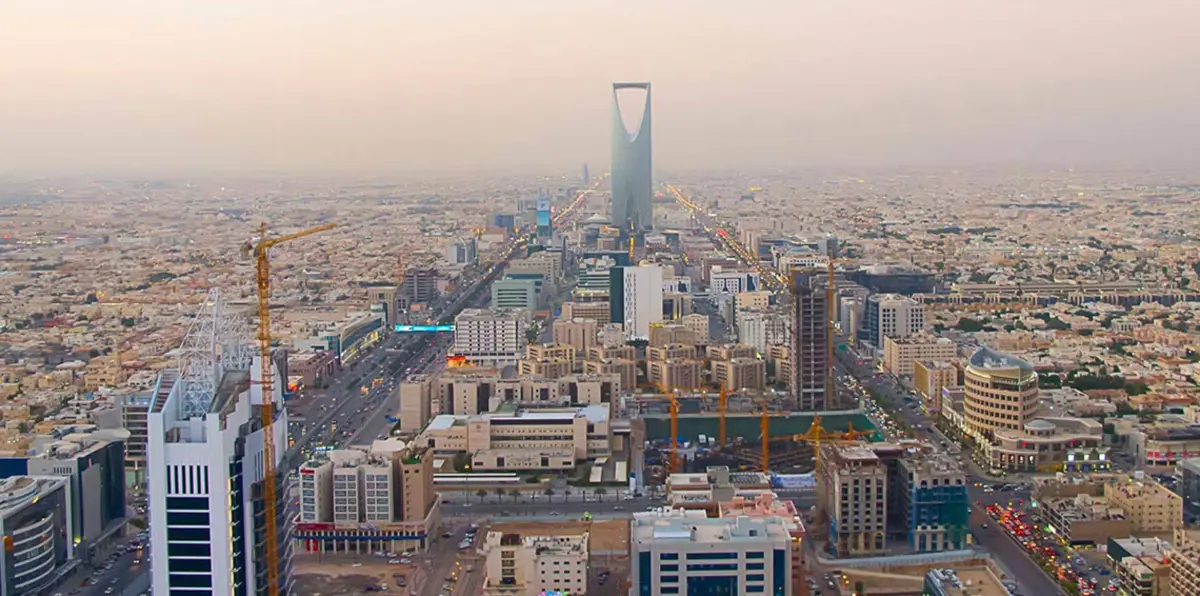 السعودية تنفي تعليق مشروع للطاقة الشمسية مع سوفت بنك