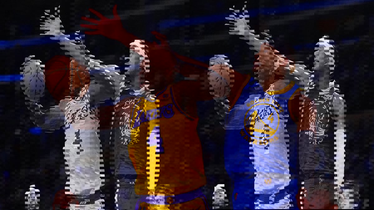 NBA.. ووكر يصعق وريورز ويمنح ليكرز التقدم 3-1 في الأدوار الإقصائية