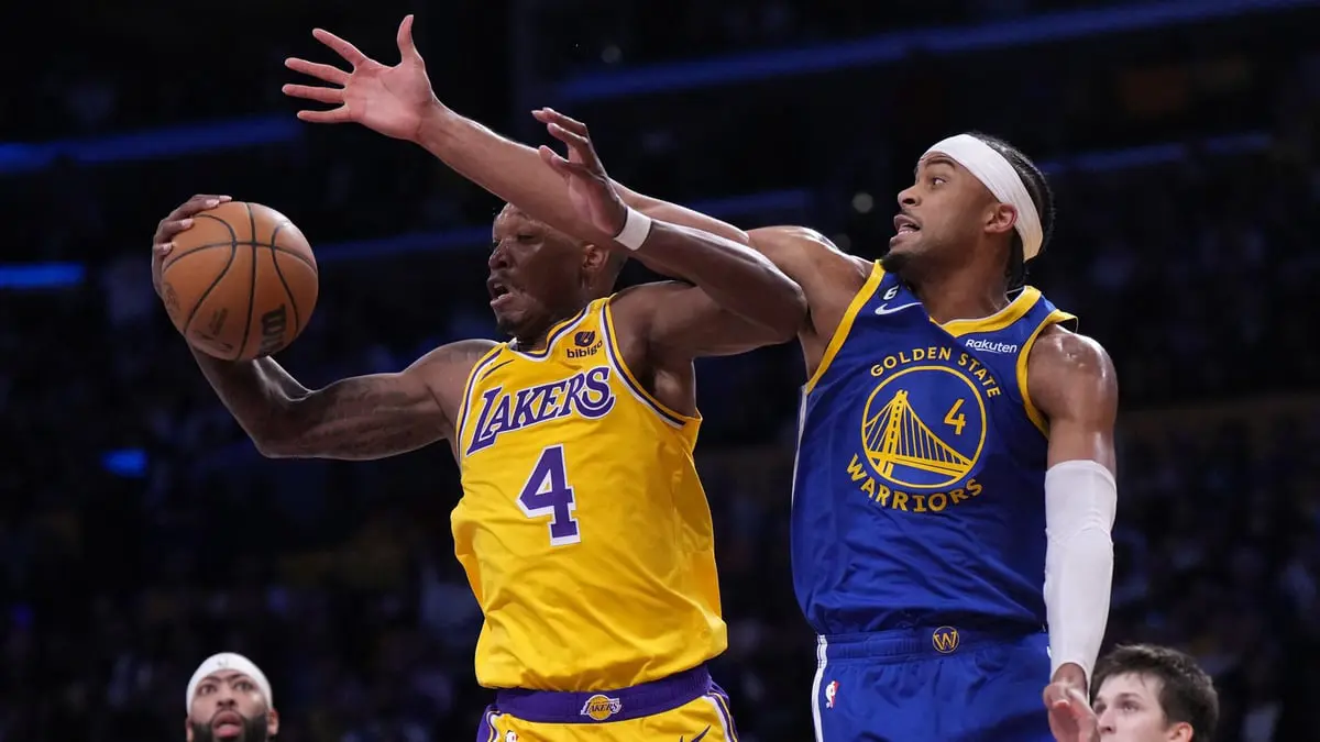 NBA.. ووكر يصعق وريورز ويمنح ليكرز التقدم 3-1 في الأدوار الإقصائية