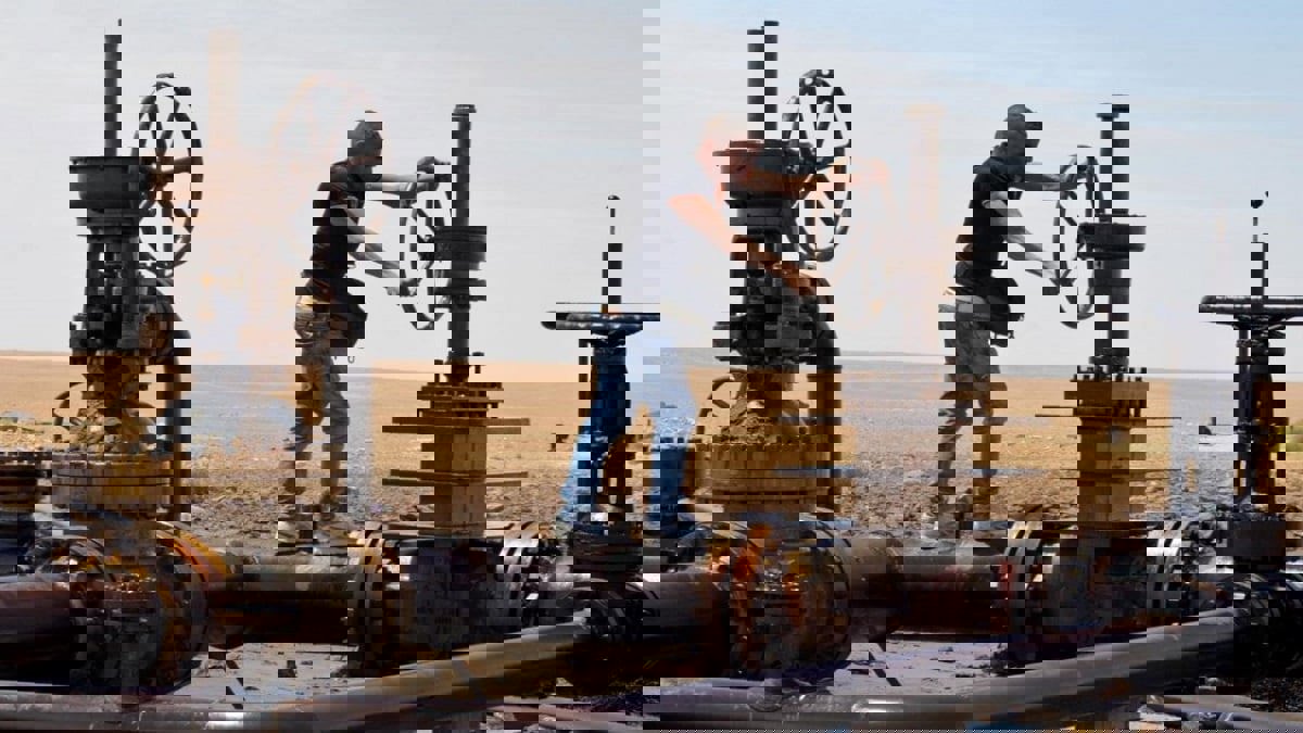 النفط يتكبد مزيدا من الخسائر مع استمرار المخاوف من سلالة كورونا الجديدة