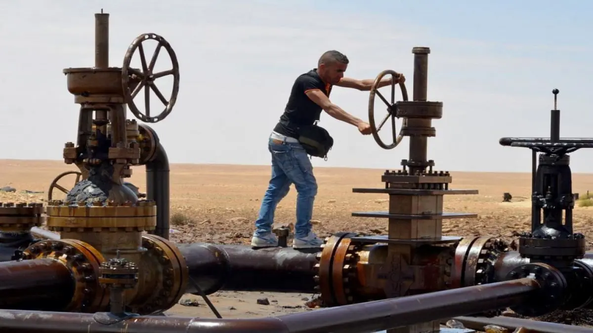 النفط يتكبد مزيدا من الخسائر مع استمرار المخاوف من سلالة كورونا الجديدة