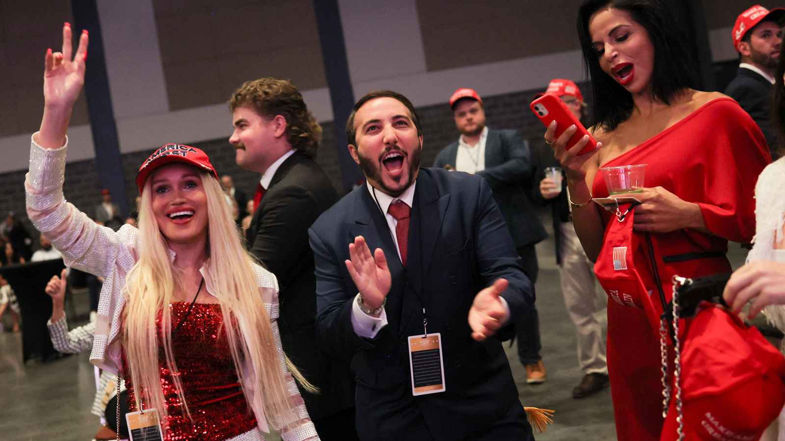 أنصار ترامب يبدأون الاحتفال