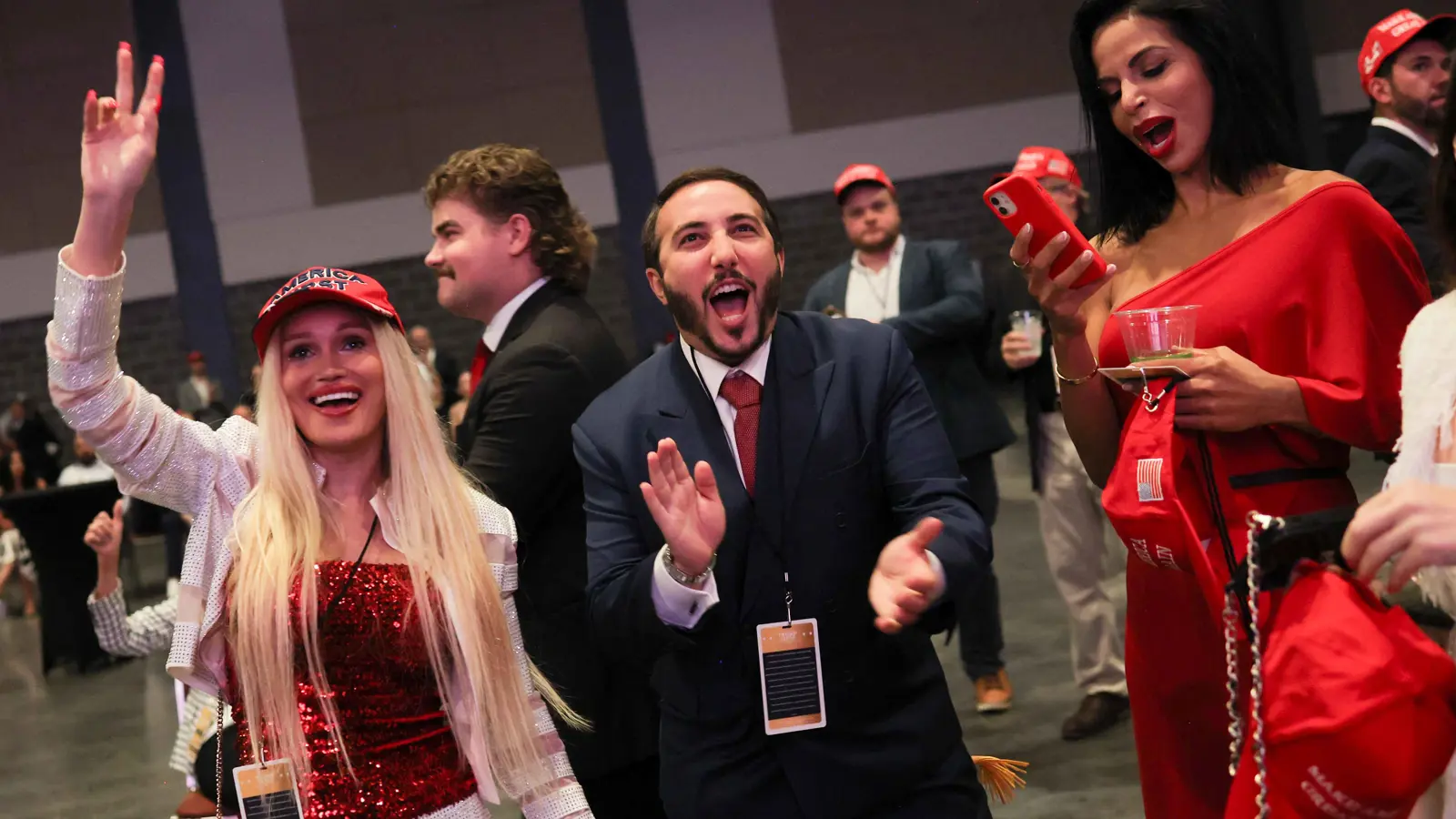 أنصار ترامب يبدأون الاحتفال