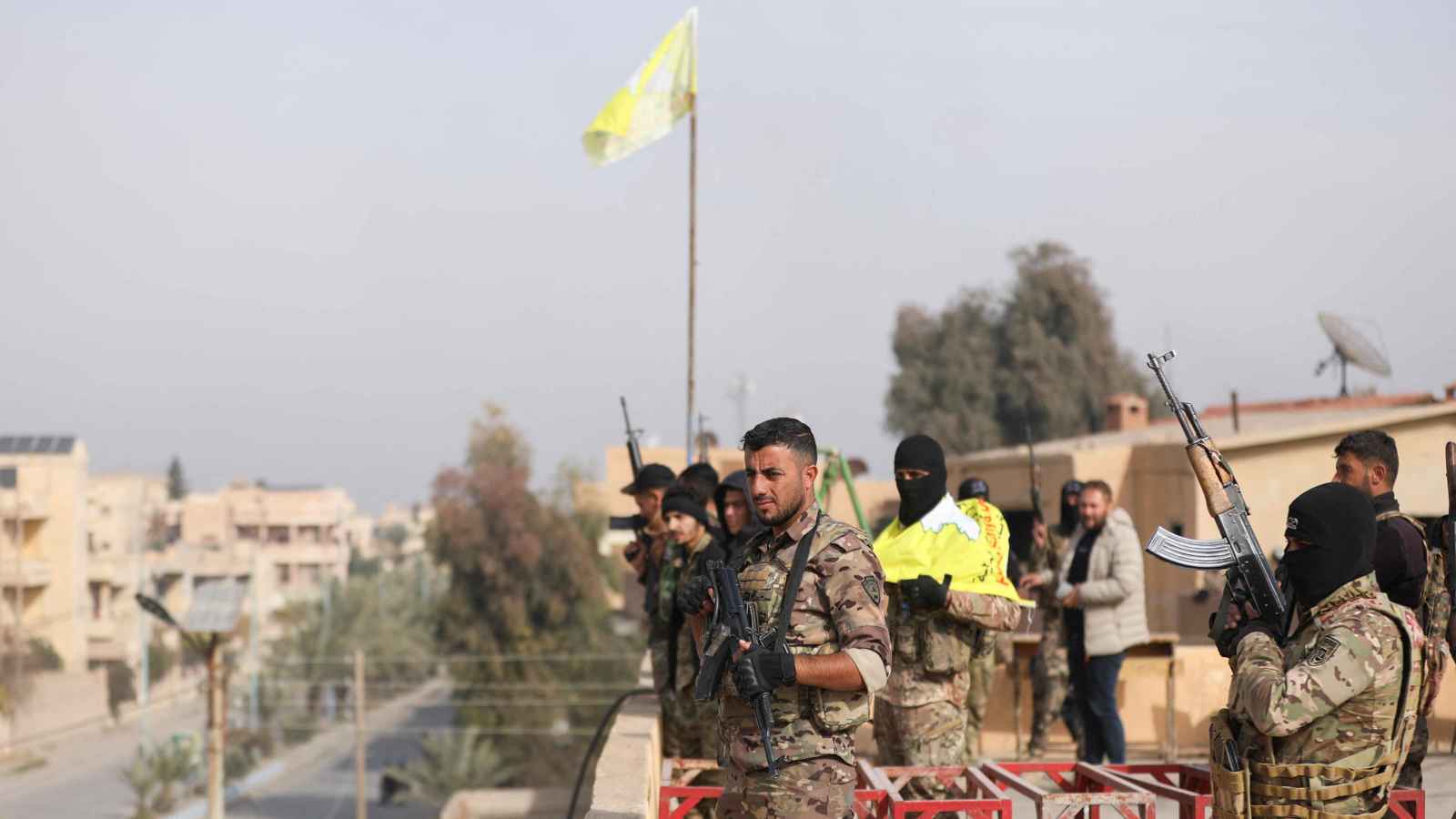 "إدارة العمليات العسكرية": قواتنا سيطرت على كامل مدينة دير الزور (فيديو)