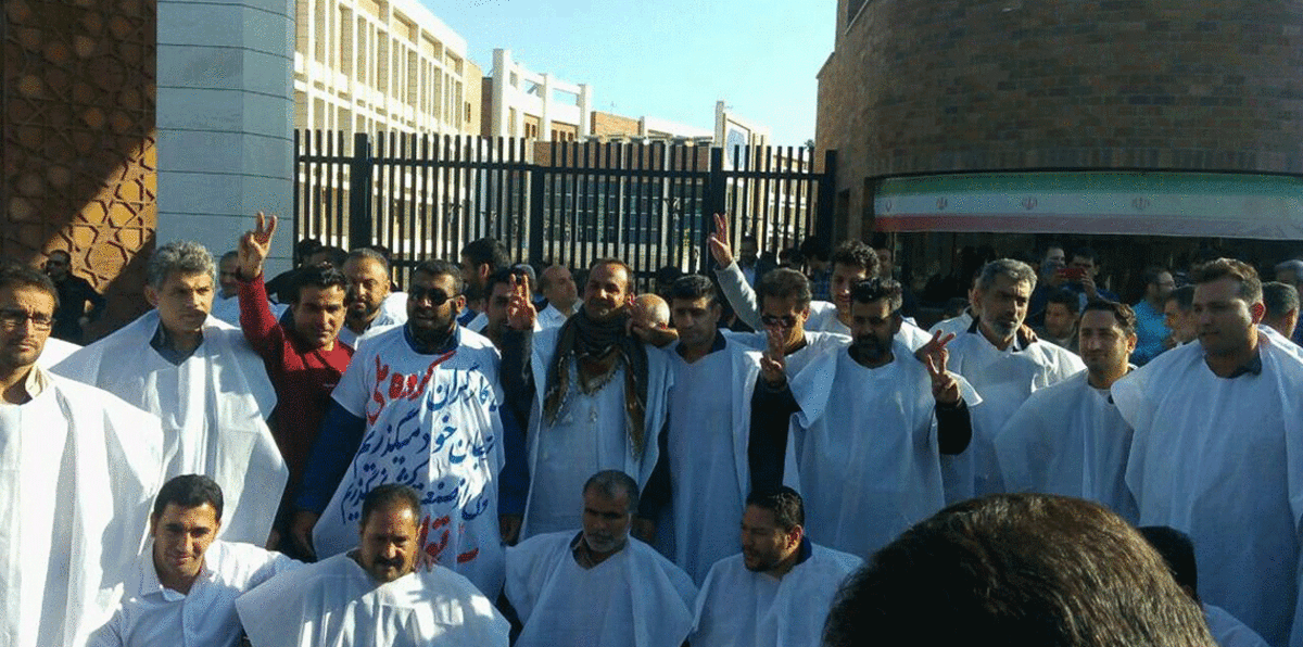 عمال الأهواز يرتدون الأكفان ويتظاهرون ضد الحكومة الإيرانية (فيديو)