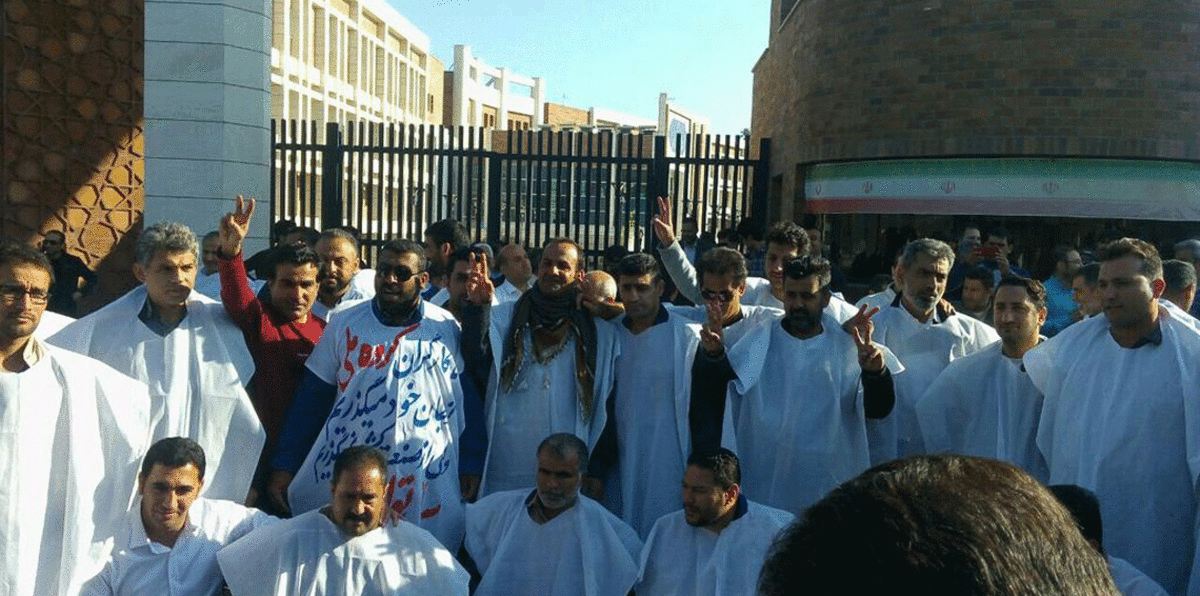 عمال الأهواز يرتدون الأكفان ويتظاهرون ضد الحكومة الإيرانية (فيديو)