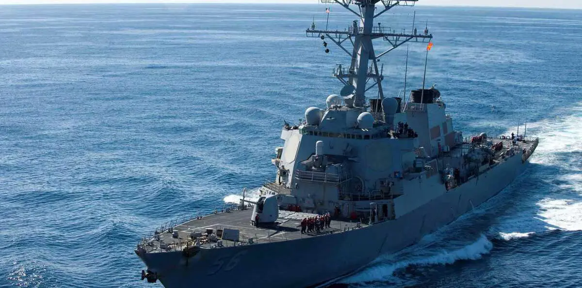 إثر حادث تصادم.. البحرية الأمريكية تعتزم نقل مدمرة من سنغافورة إلى اليابان