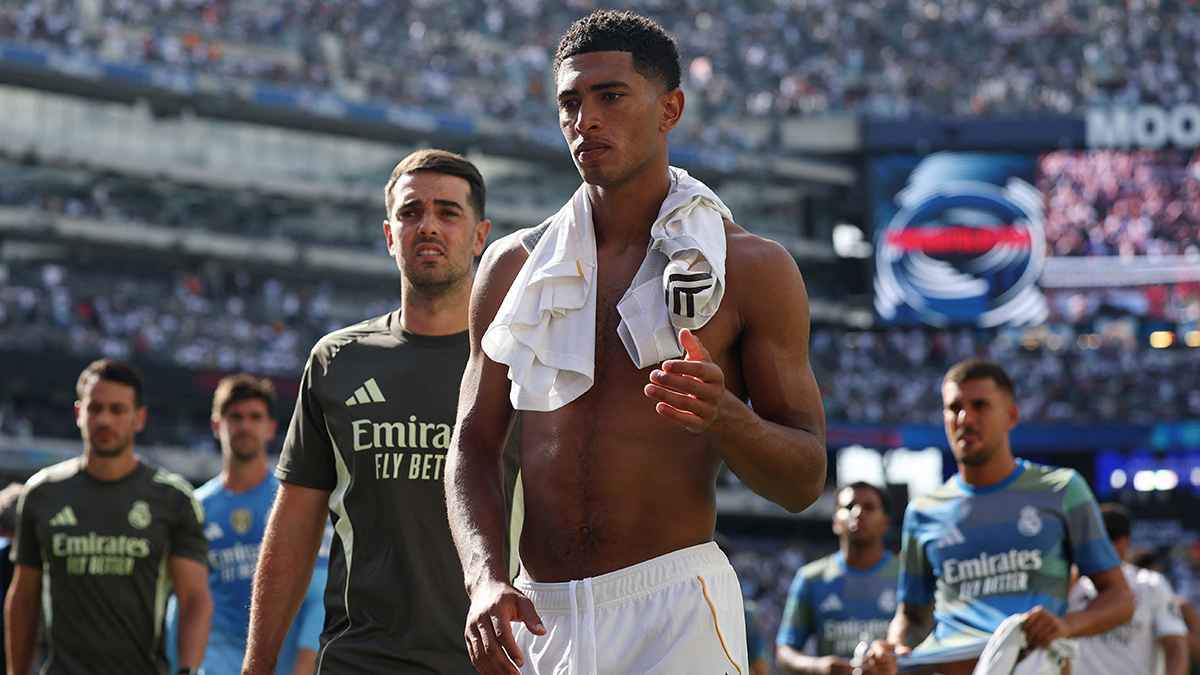 ندبة كبيرة على الجلد.. أثار الجراحة تظهر على كتف بيلينغهام  (صورة)