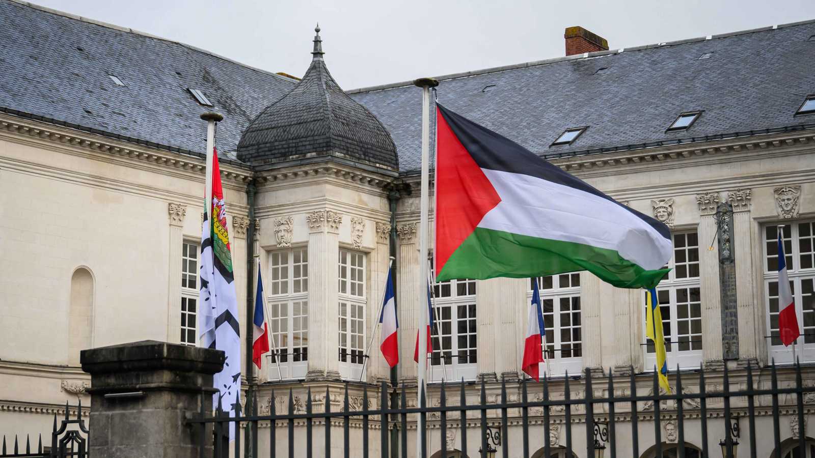 رفع العلم الفلسطيني يفجر الانقسام في البلديات الفرنسية