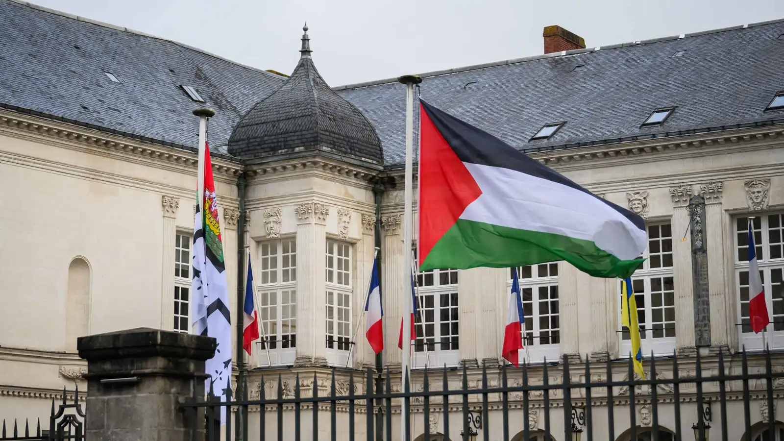 رفع العلم الفلسطيني يفجر الانقسام في البلديات الفرنسية