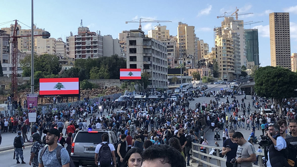 أنصار حزب الله وحركة أمل يهاجمون المتظاهرين في بيروت (فيديو)