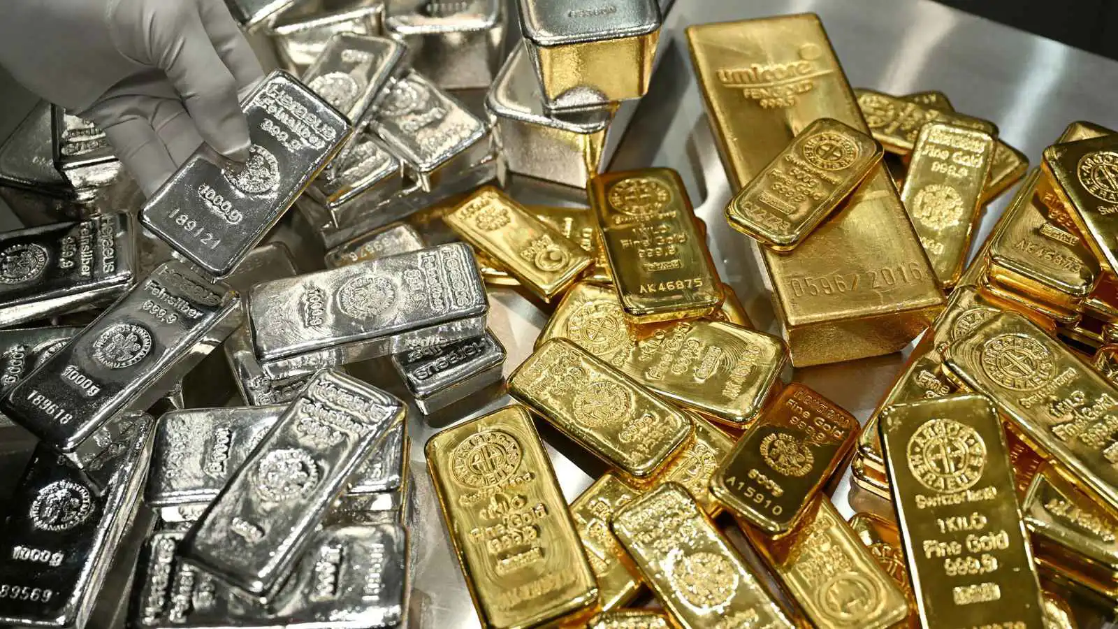 الفضة والذهب يواصلان الصعود الجنوني.. هل هو وقت الشراء؟ (فيديو إرم)
