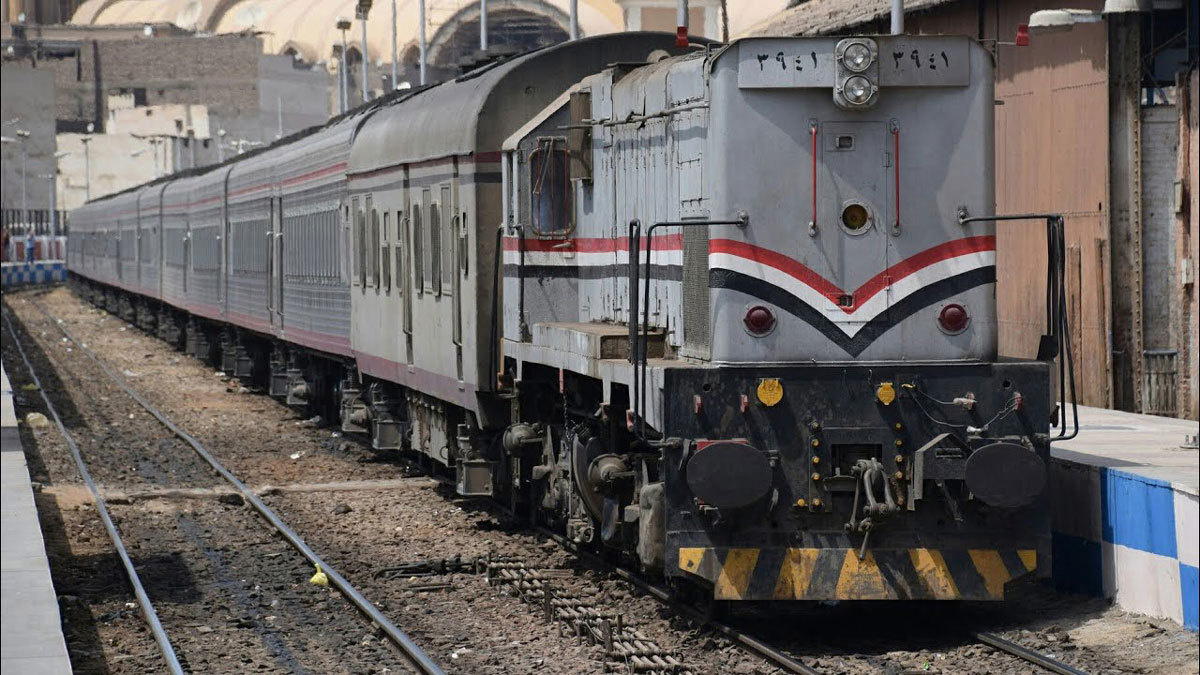 مصري أنقذ ابنته من الموت أسفل قطار الإسماعيلية فتلقى غرامة مالية