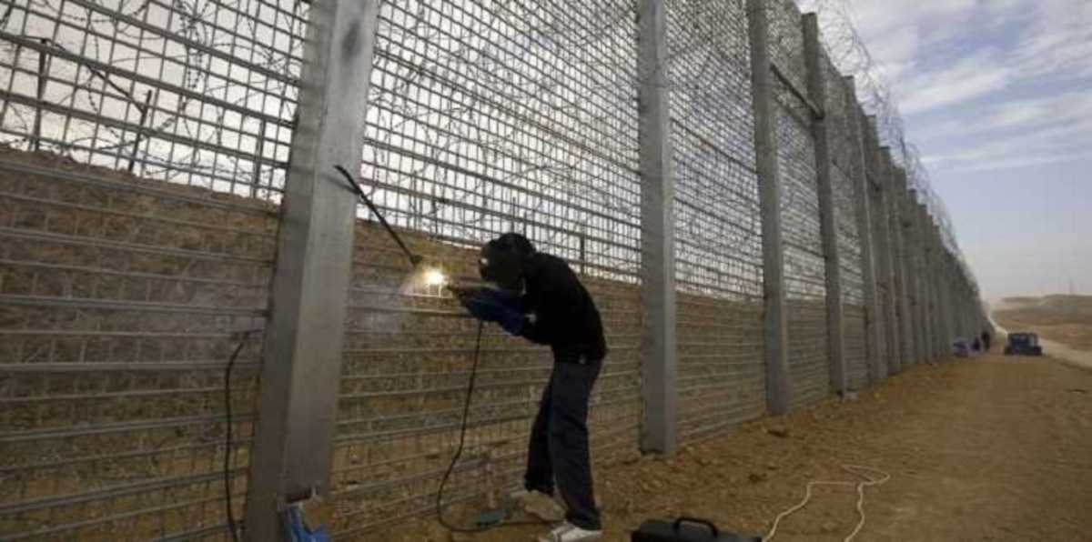 بعد تفاقم ظاهرة التهريب.. إسرائيل تزيد ارتفاع السياج الأمني بينها وبين سيناء (فيديو)