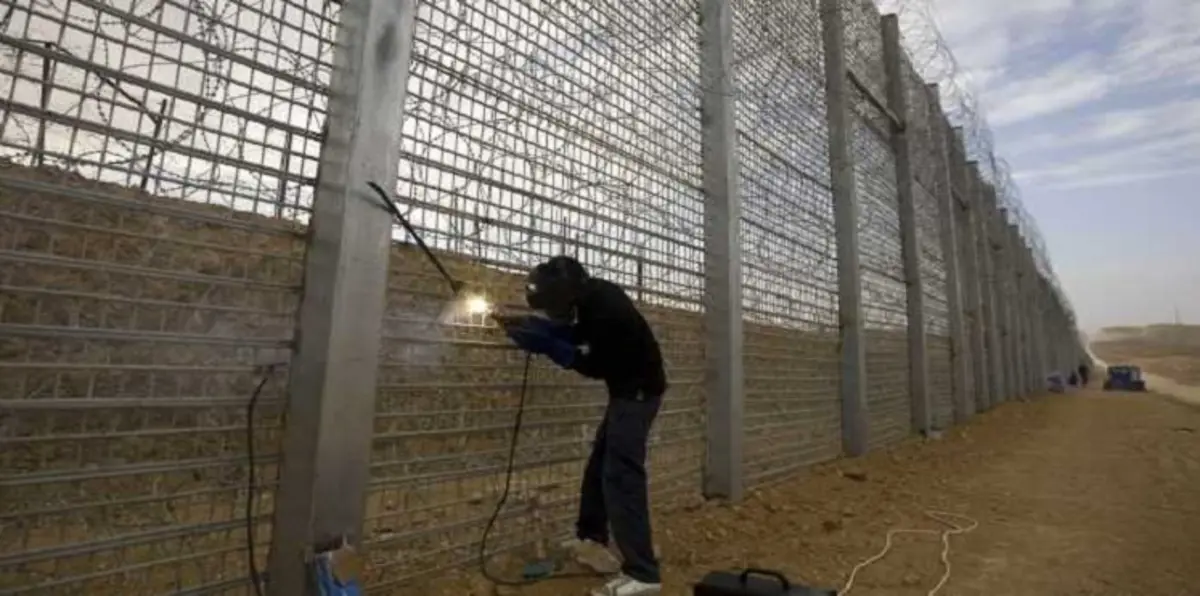 بعد تفاقم ظاهرة التهريب.. إسرائيل تزيد ارتفاع السياج الأمني بينها وبين سيناء (فيديو)
