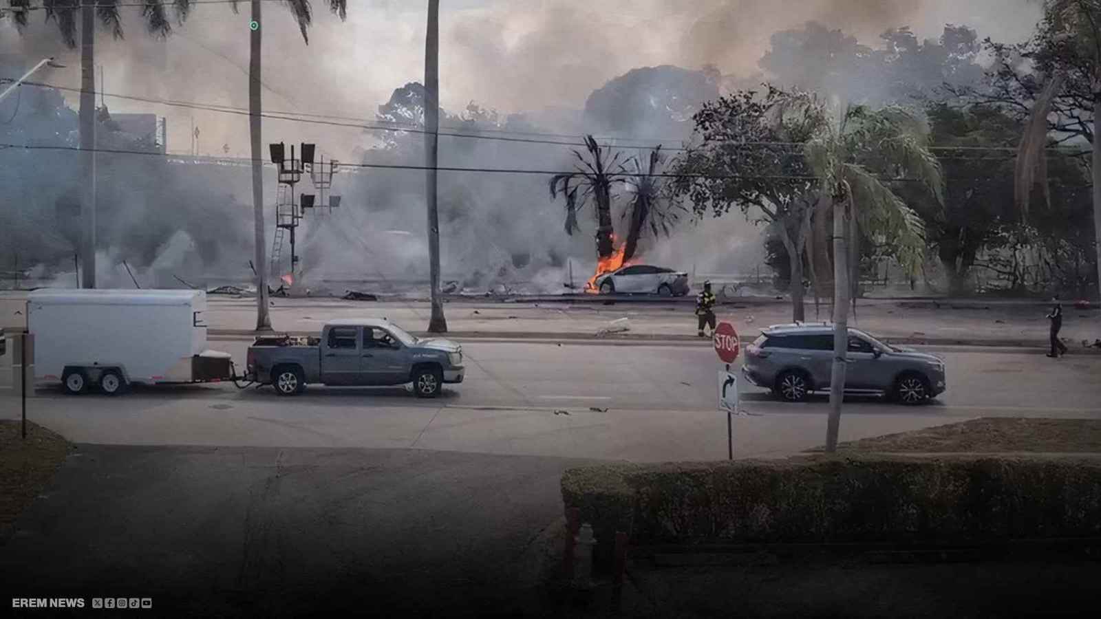 خلّفت كرة لهب.. طائرة تسقط على طريق سريع في أمريكا