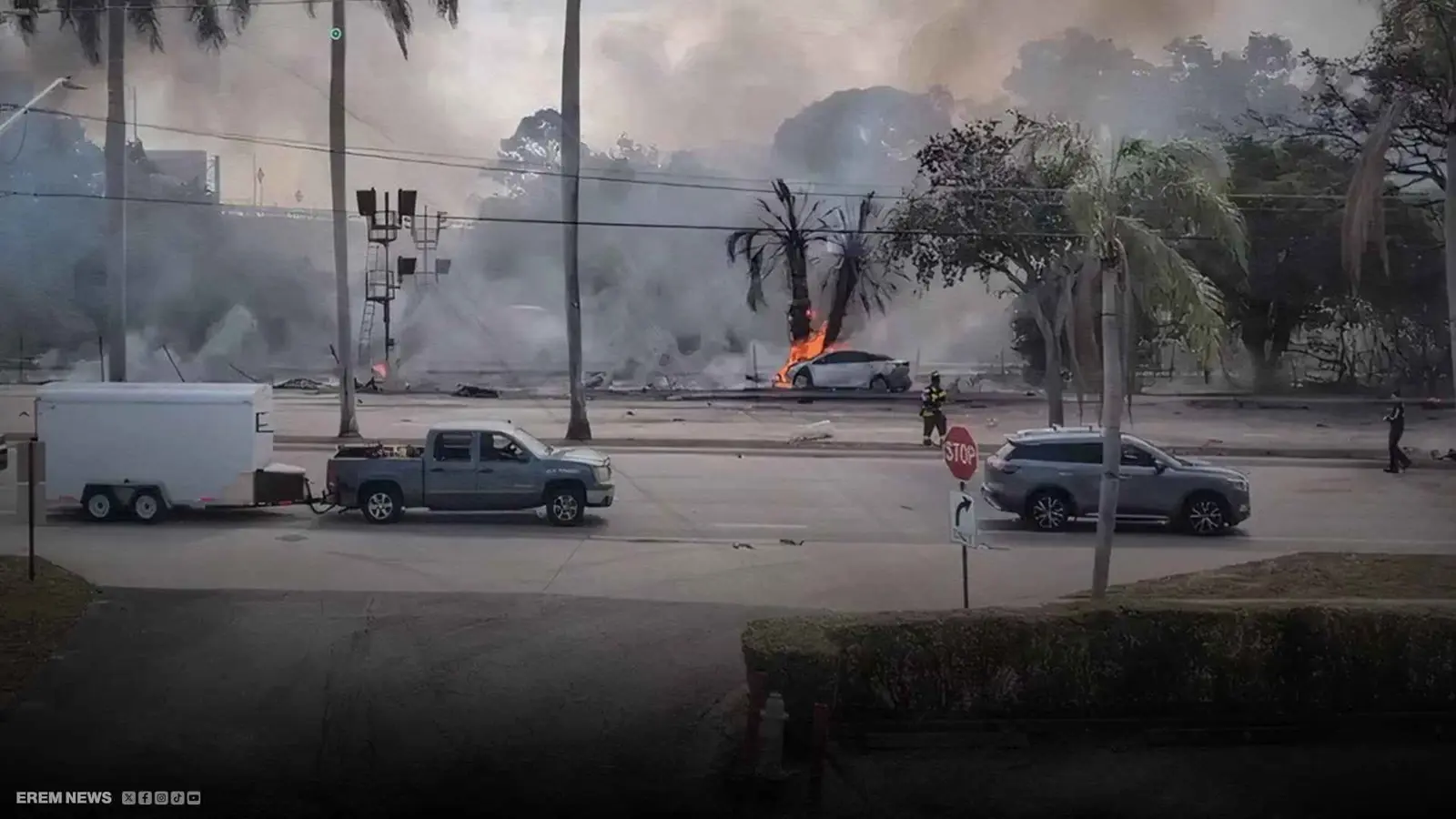 خلّفت كرة لهب.. طائرة تسقط على طريق سريع في أمريكا