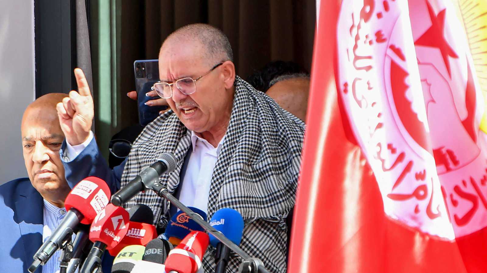 بعد استقالة الطبوبي.. الغموض يكتنف علاقة "اتحاد الشغل" بالسلطات التونسية