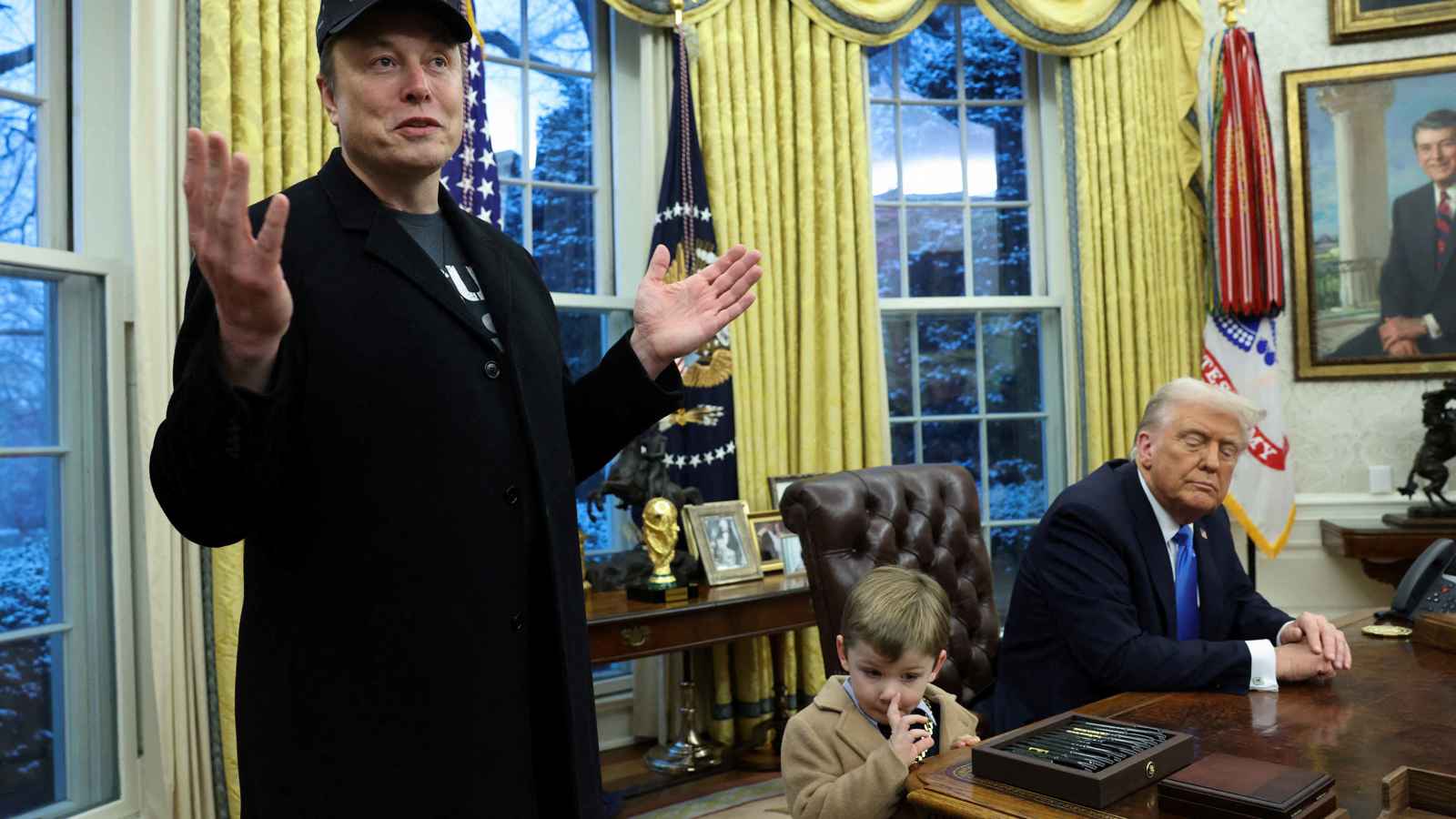 بسبب ابن إيلون ماسك.. ترامب يأمر بتغيير المكتب الرئاسي