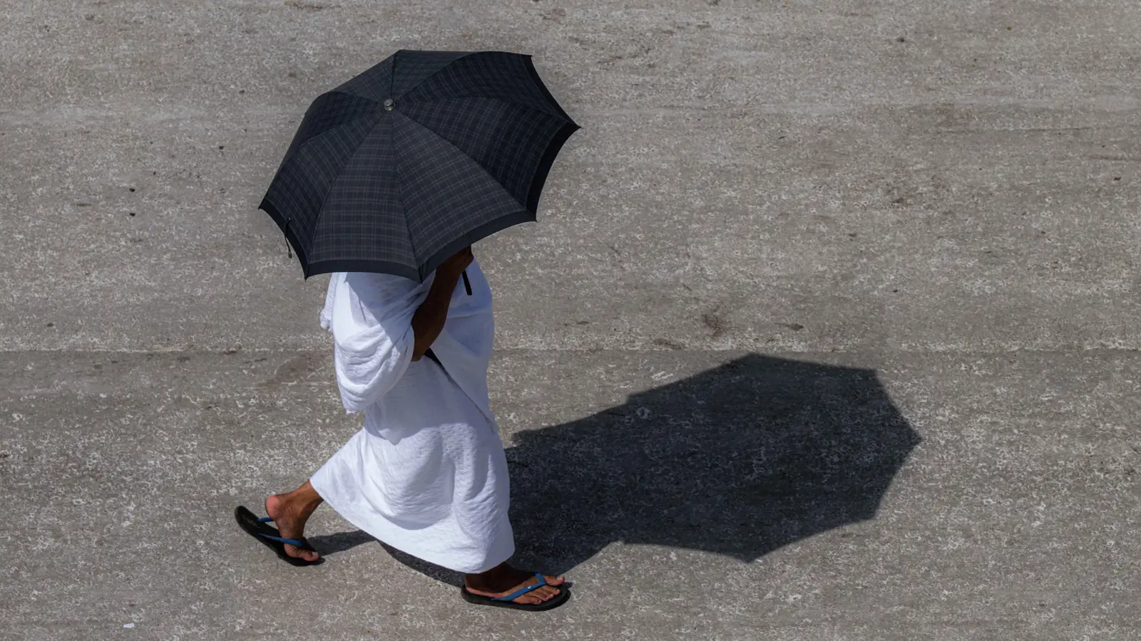 وسط تحذيرات من درجات الحرارة.. وفاة 13 حاجاً إيرانياً