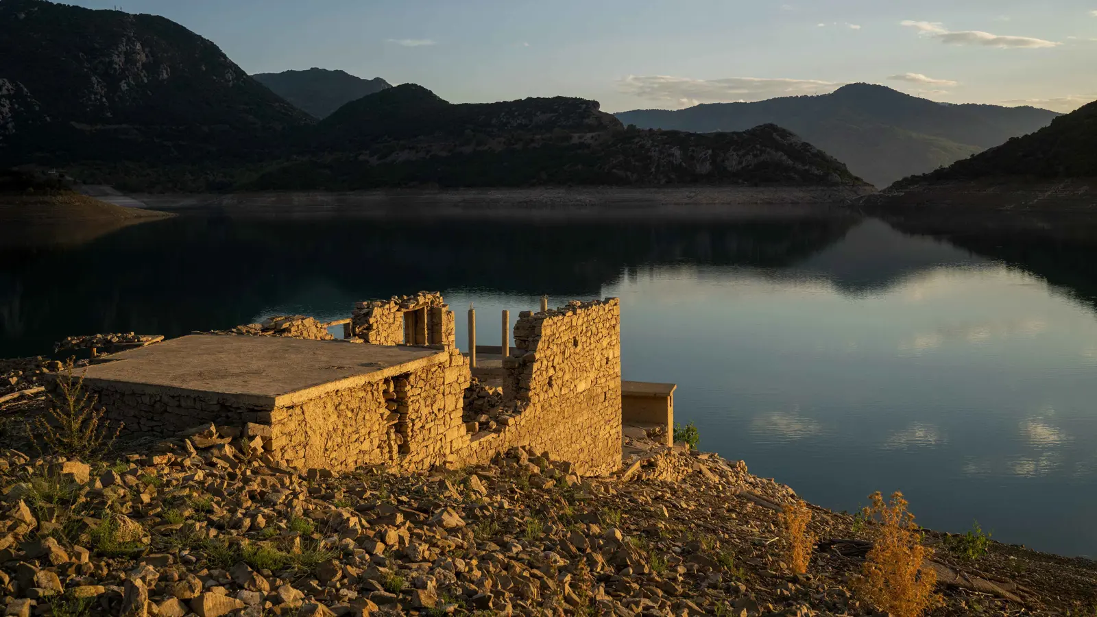 ظهور قرية يونانية اختفت منذ عقود (صور)