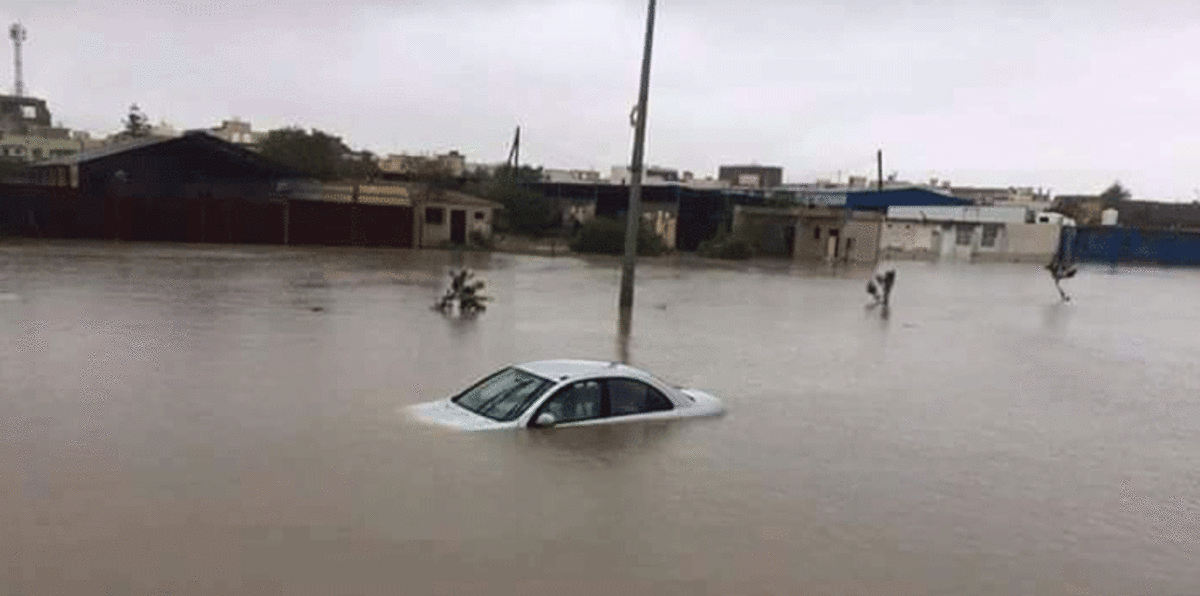 الأمطار تغرق طرابلس الليبية والحكومة تعلق الدراسة وسط نداءات استغاثة