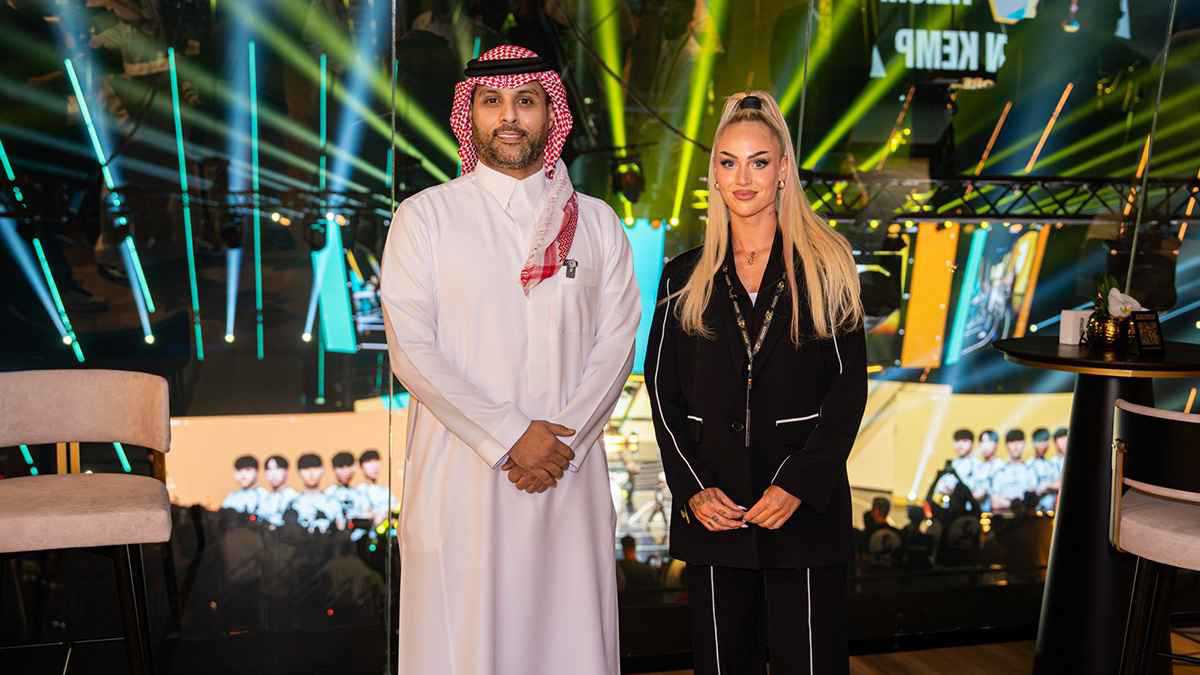 ما سر ظهور أسطورة الهلال ياسر القحطاني مع أجمل لاعبة في العالم؟ (صور)