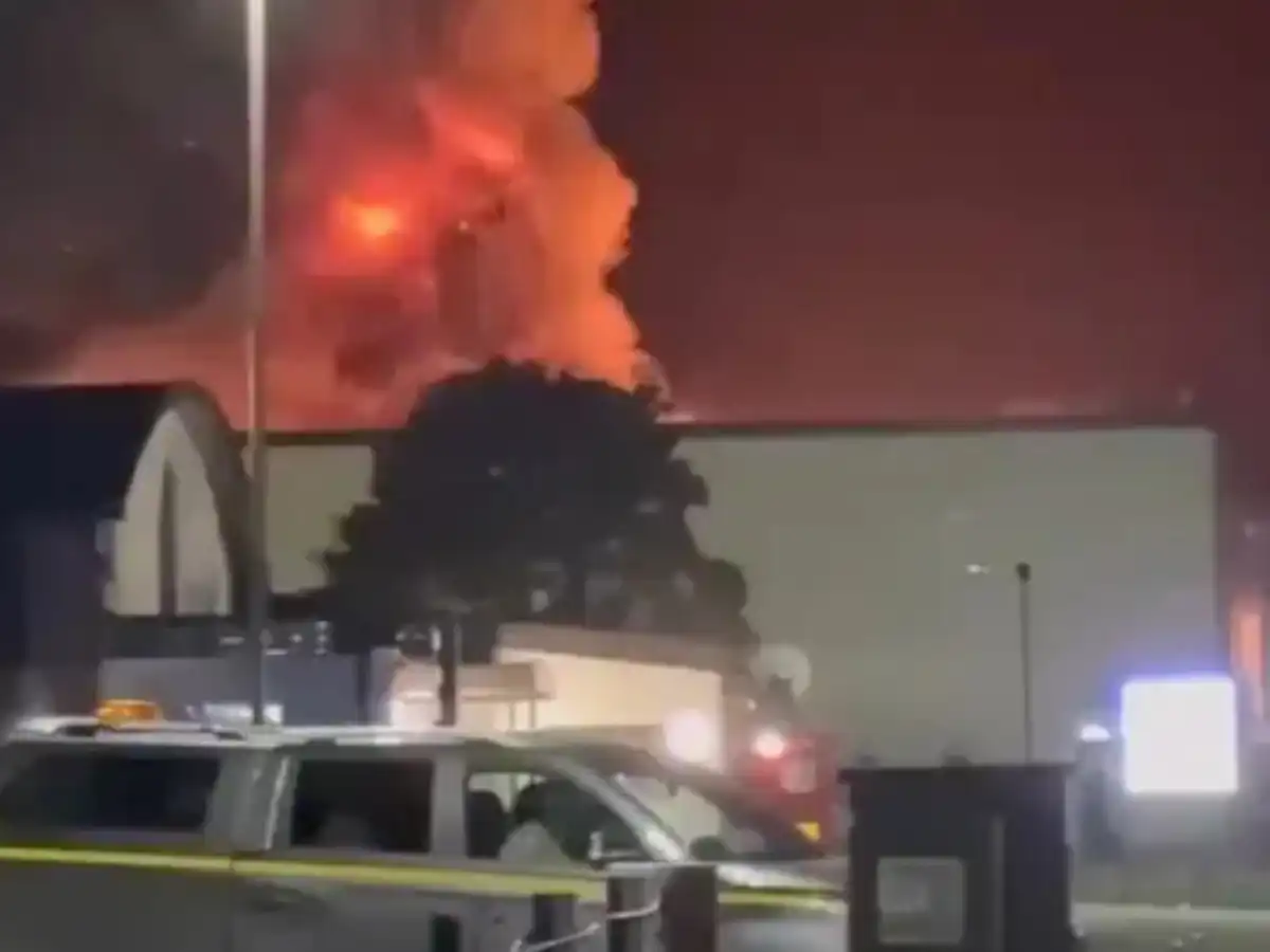 أدخنة حرائق تتصاعد جراء هجوم على قاعدة سلاح الجو البريطاني.