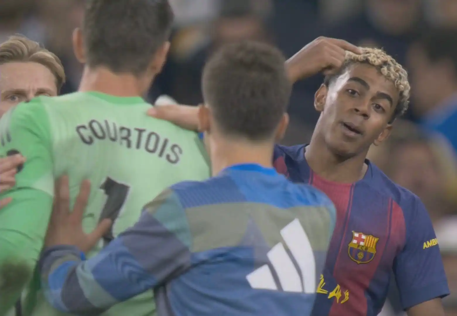 لامين يامال أثناء المشاجرة بعد الكلاسيكو