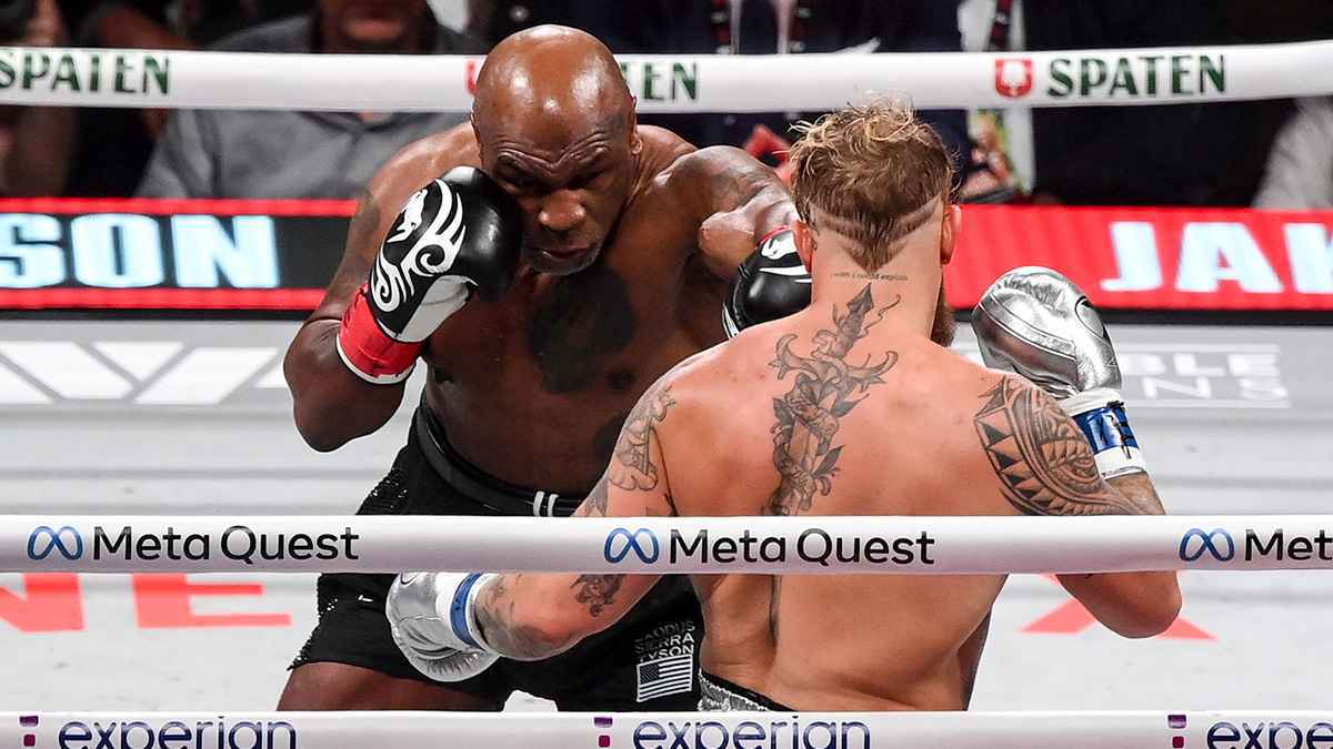 جيك بول يهزم مايك تايسون بإجماع الحكام في نزال أسطوري