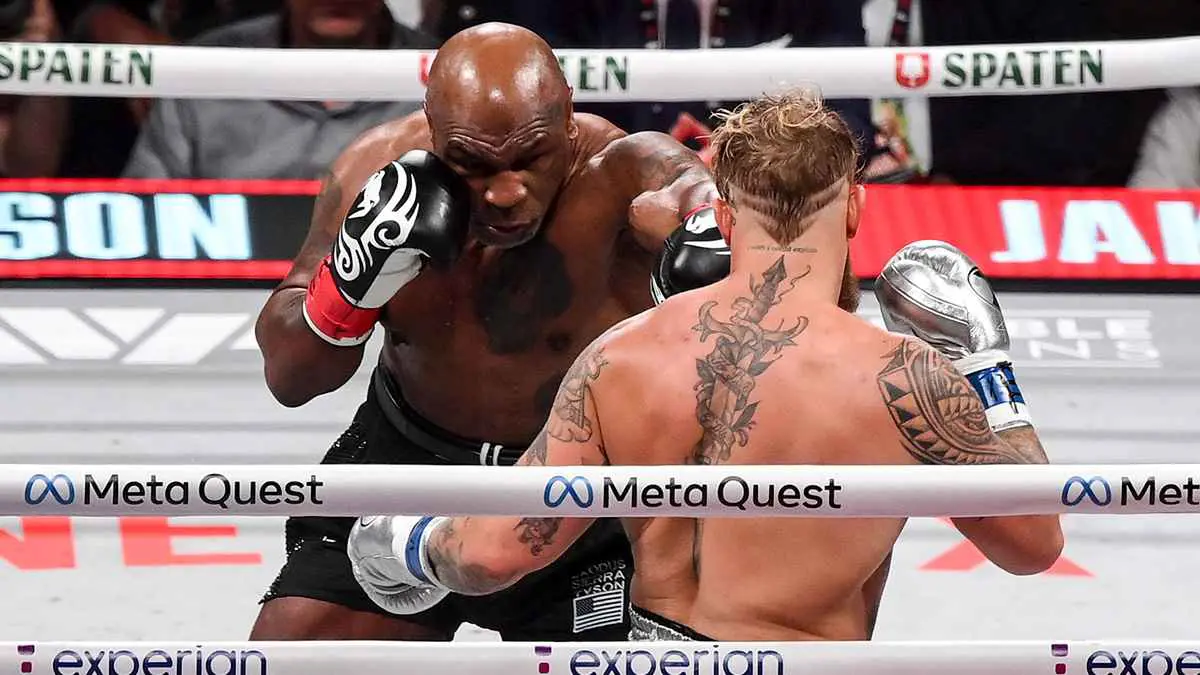 جيك بول يهزم مايك تايسون بإجماع الحكام في نزال أسطوري