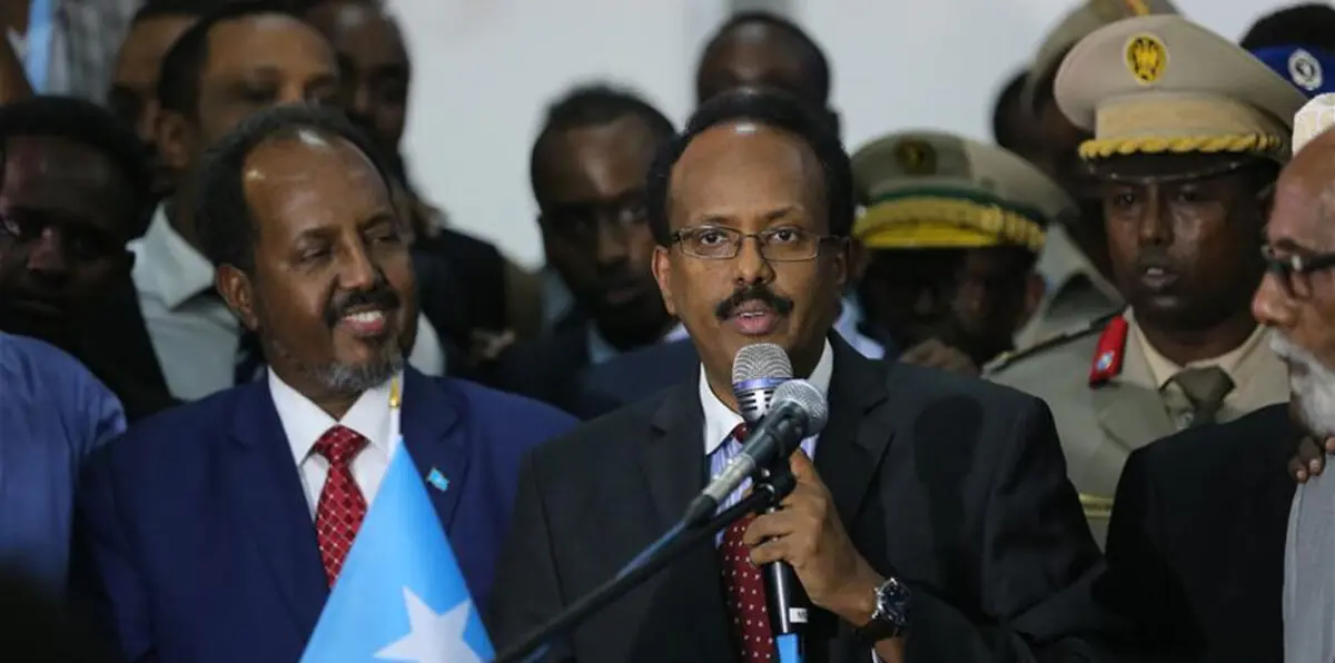 الرئيس الصومالي يتعهد بالانتقام من حركة الشباب بعد هجوم دام