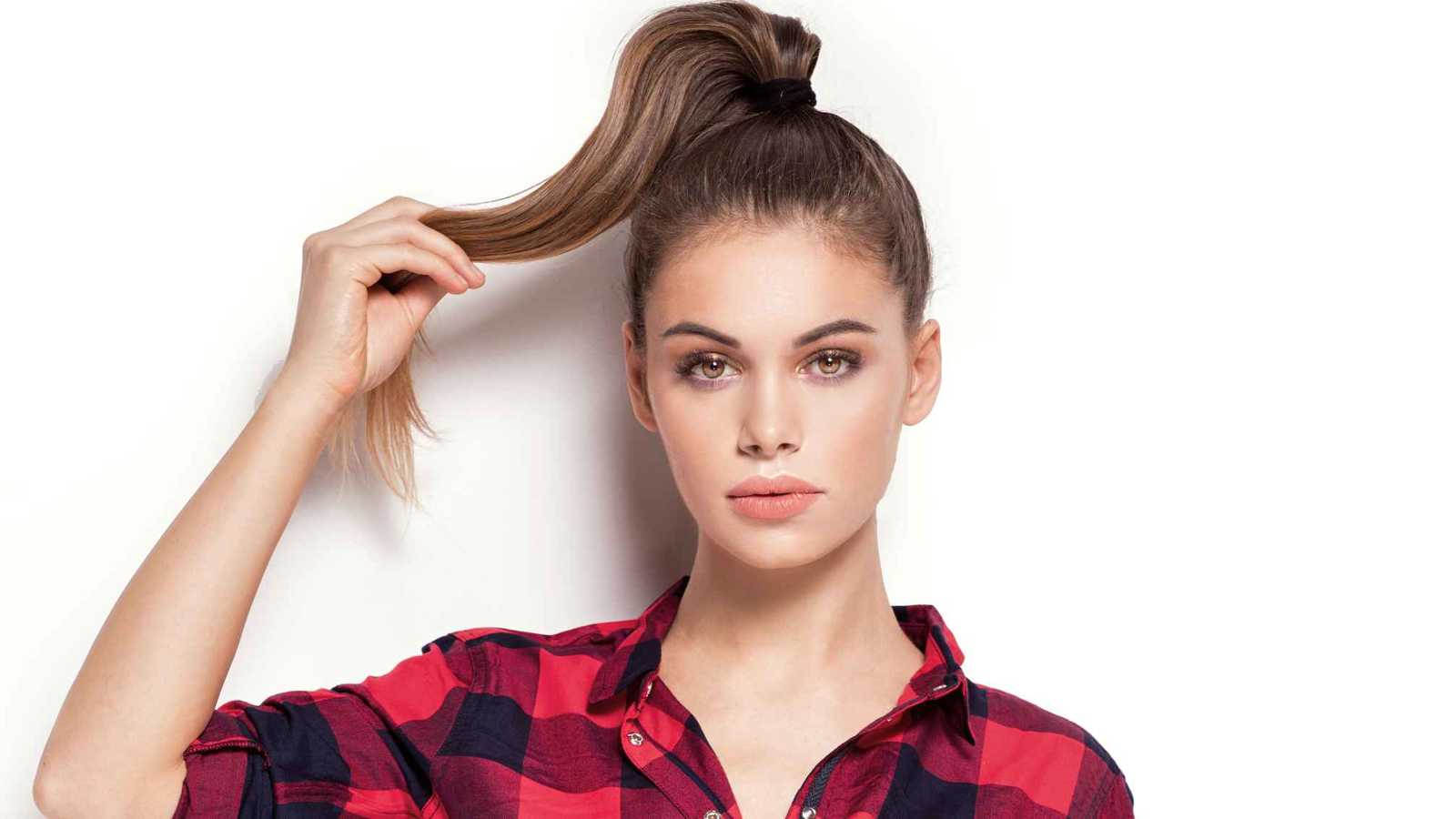 جميلة لكن تدمر جسمك.. مخاطر تسريحة "ذيل الحصان العالي"