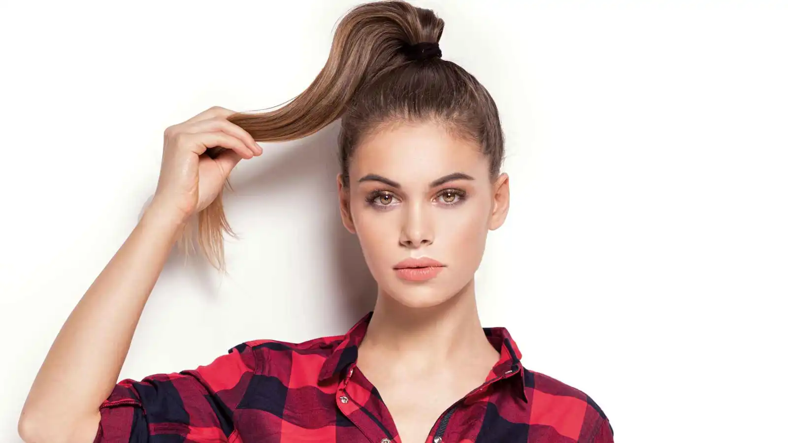 جميلة لكن تدمر جسمك.. مخاطر تسريحة "ذيل الحصان العالي"