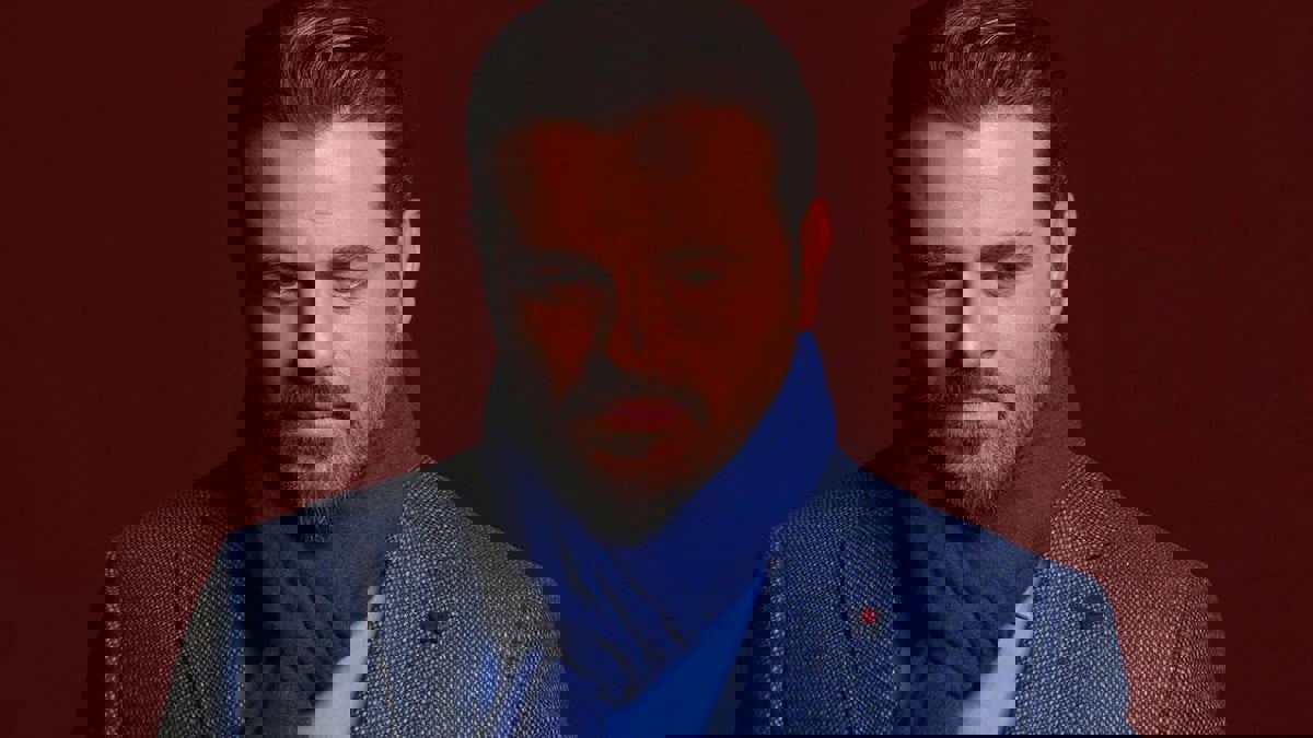 يوسف الخال يتلقى لقاح "كورونا" متراجعا عن موقفه الرافض له