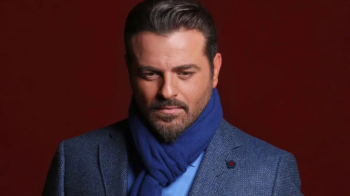 يوسف الخال يتلقى لقاح "كورونا" متراجعا عن موقفه الرافض له