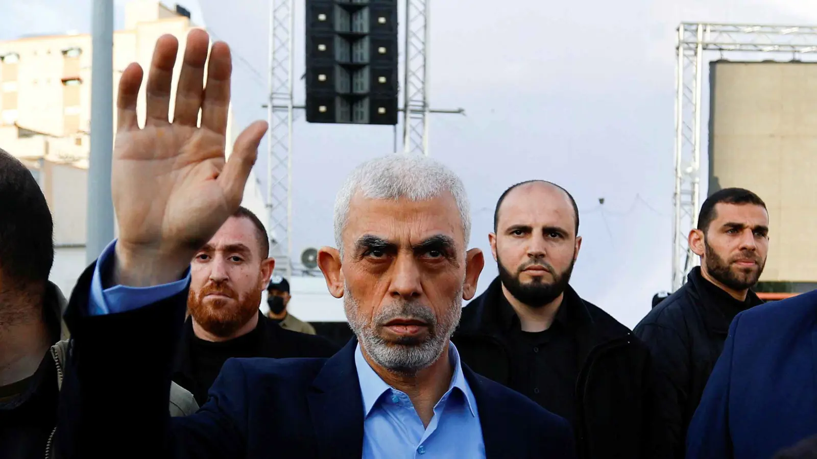 "هآرتس": إسرائيل تدرس "نفي" السنوار وقادة "حماس" إلى السودان