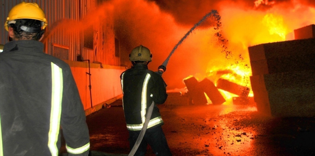 إصابة نحو 100 عامل في حريق ضخم بمصفاة في أصفهان الإيرانية