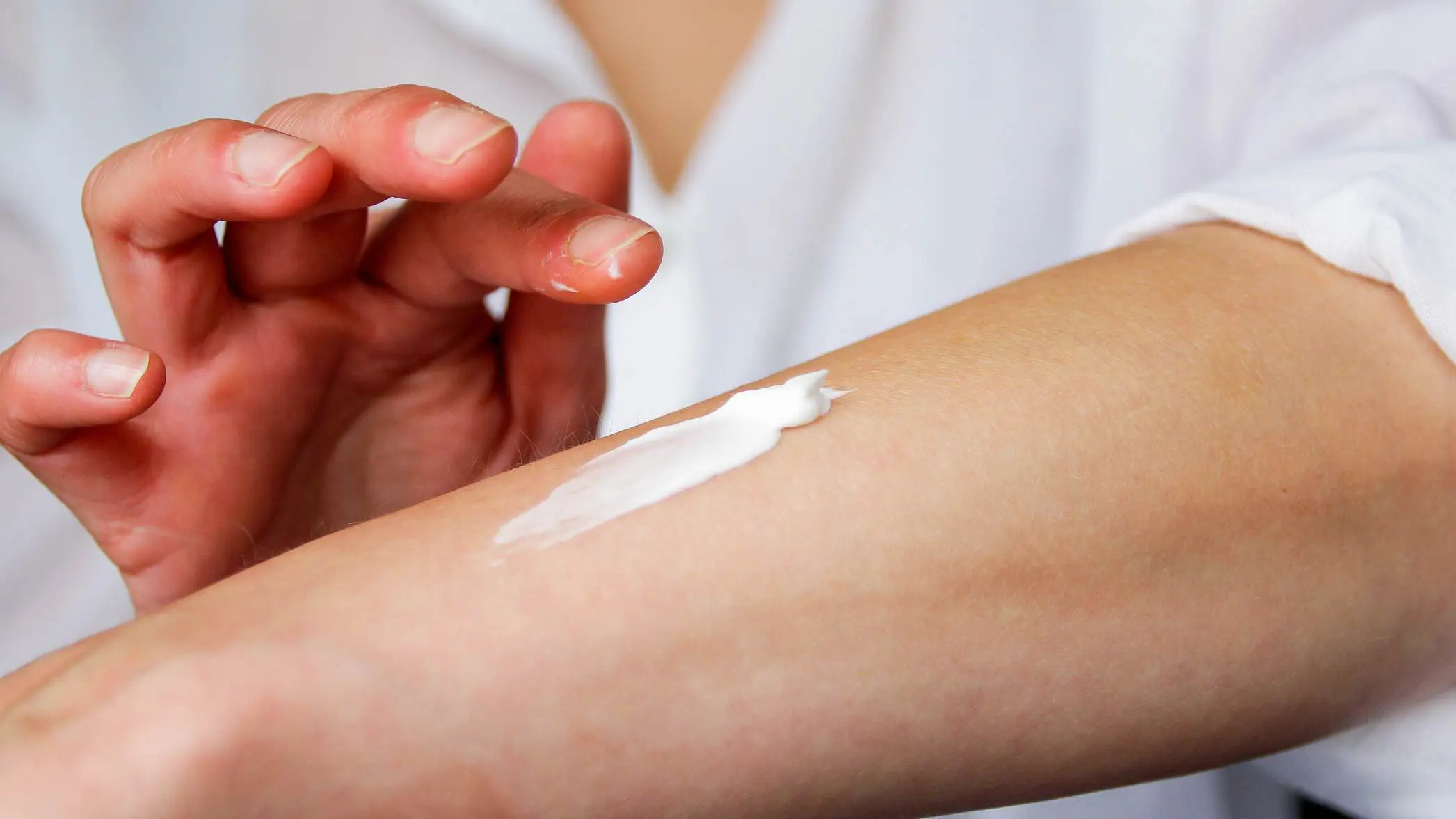 تعليق الخبراء على واقيات الشمس المصنوعة منزليًا (فيديو)