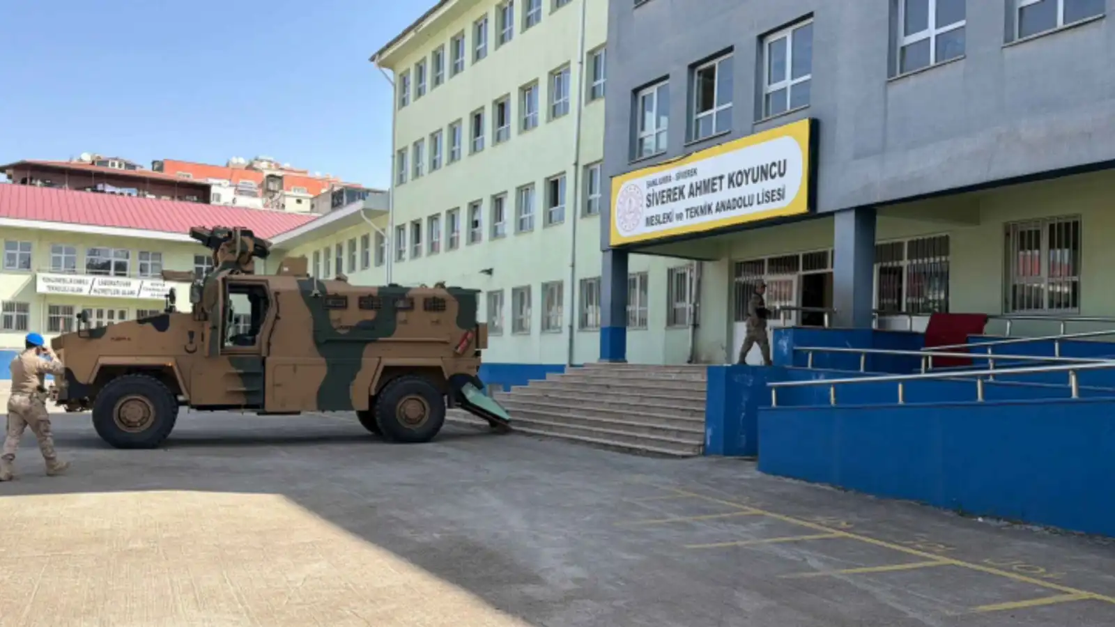 مشاهد صادمة من هجوم شاب مسلح على مدرسة ثانوية في تركيا (فيديو)