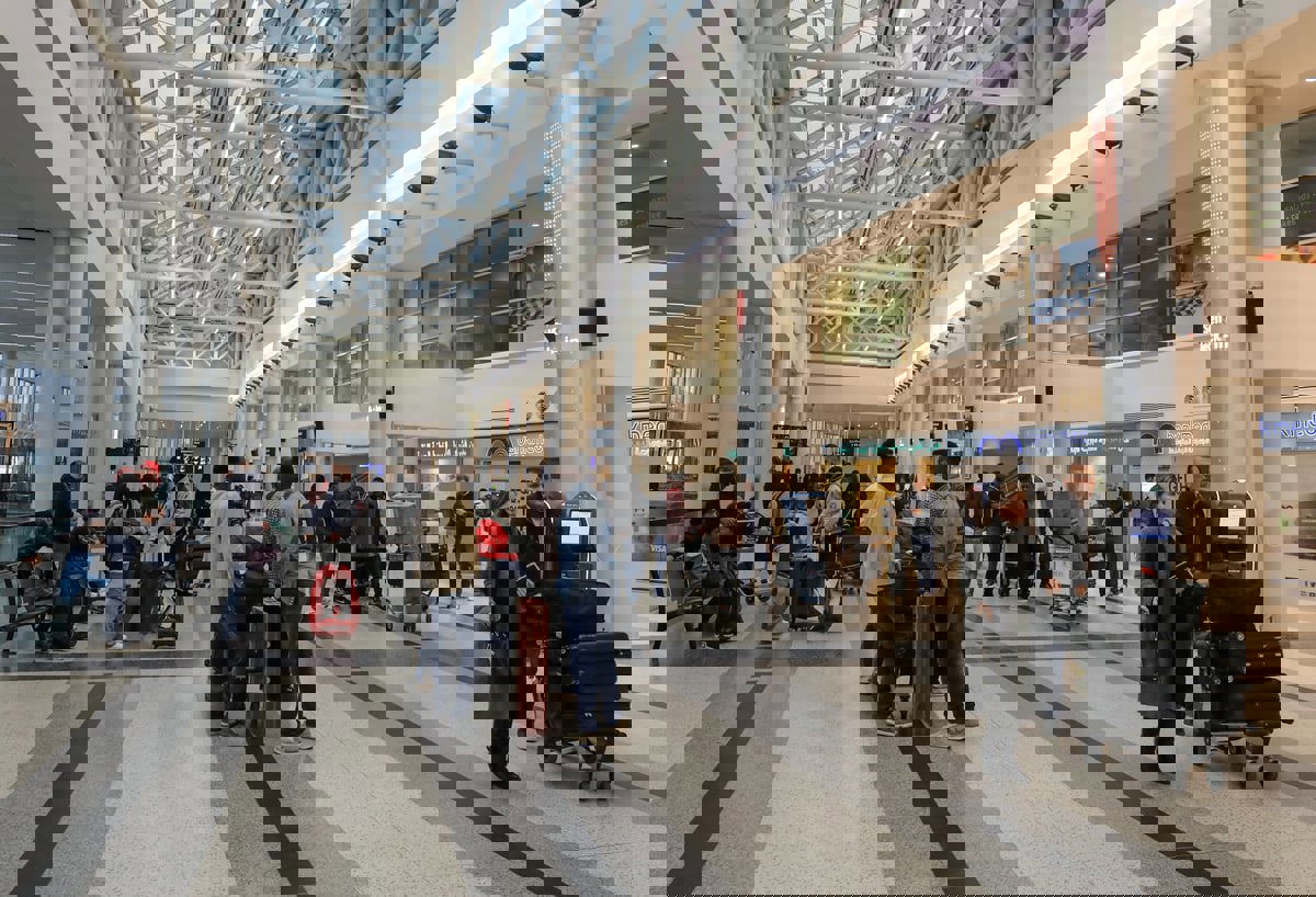 إثر تهديدات الحرب.. ما حقيقة فيديو يظهر زحامًا في مطار بيروت؟