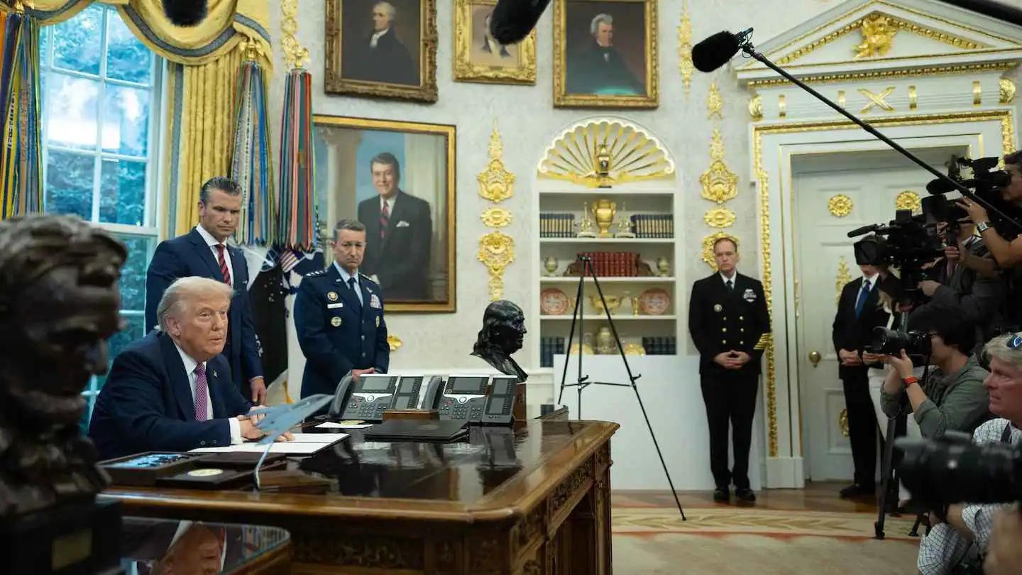 "واشنطن بوست": ترامب يدرس توجيه ضربات لفنزويلا والجيش يترقب أمر الهجوم